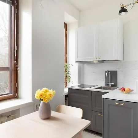 Charming With Garden Views Steps From Metro شقة