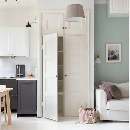 Charming With Garden Views Steps From Metro شقة *