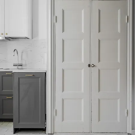 Charming With Garden Views Steps From Metro شقة هلسنكي