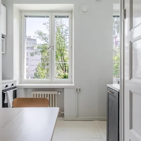 Charming With Garden Views Steps From Metro *