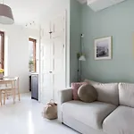 Charming With Garden Views Steps From Metro Апартаменты *