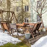 Charming With Garden Views Steps From Metro Апартаменты Хельсинки