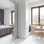 Charming With Garden Views Steps From Metro Апартаменты *