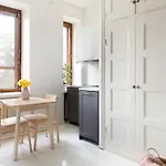 Charming With Garden Views Steps From Metro Апартаменты