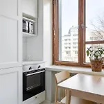 Charming With Garden Views Steps From Metro Апартаменты Хельсинки