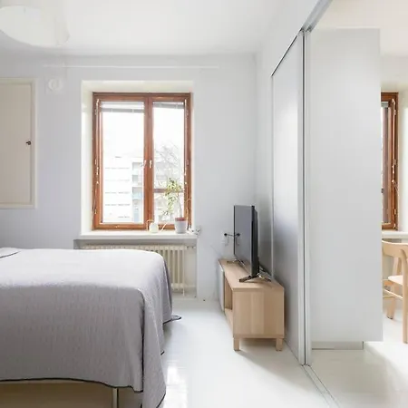 アパート Charming With Garden Views Steps From Metro ヘルシンキ