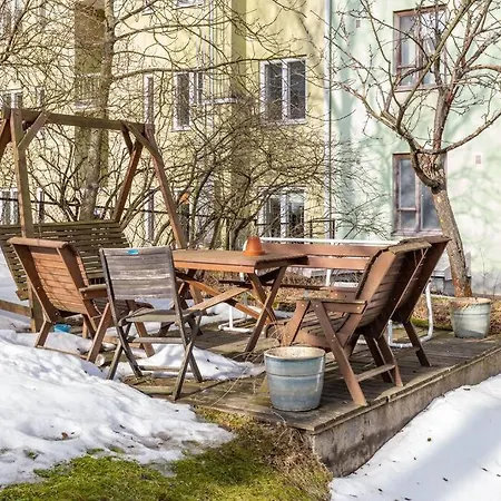 Charming With Garden Views Steps From Metro アパート ヘルシンキ