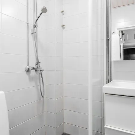 Charming With Garden Views Steps From Metro * ヘルシンキ
